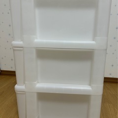 三段衣装ケースの画像
