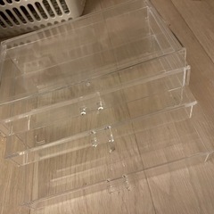 ３段クリアコスメケースと未使用グロスと口紅の画像