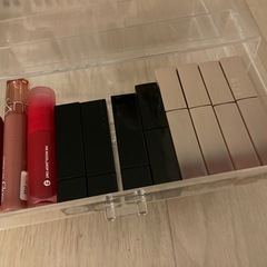 ３段クリアコスメケースと未使用グロスと口紅の画像