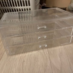 ３段クリアコスメケースと未使用グロスと口紅の画像