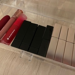 ３段クリアコスメケースと未使用グロスと口紅の画像