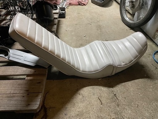 三段シート　ゼファー　CBR400F CBX400