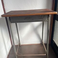 アンティークな学校机の画像