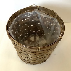 【美品】フラワーアレンジメント　カゴ　花器　ビニール付き　ゴミ箱　小物入れ　雑貨入れ　ダークブラウン　焦茶　筒形　軽量　中型の画像