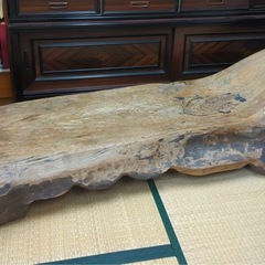 1本物の木からげ刷り出した木製ベッドの画像