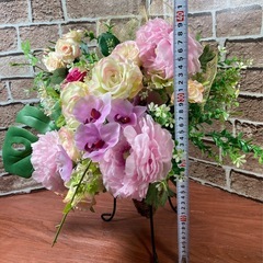 華やかな造花のフラワーアレンジメント　藤製バスケットアイアンスタンド花器付きの画像