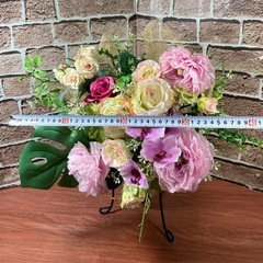 華やかな造花のフラワーアレンジメント　藤製バスケットアイアンスタンド花器付きの画像