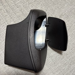 ヤリスクロスコンソールボックス。ゴミ箱の画像