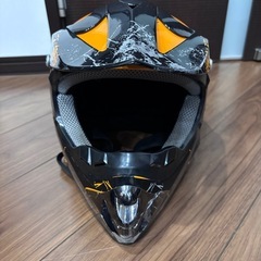 オフロードバイク用ヘルメットの画像