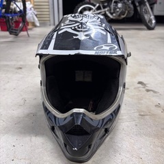 オフロードバイク用ヘルメットの画像