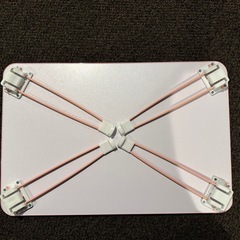 ピンクの折りたたみテーブル【無料／0円】の画像