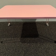 ピンクの折りたたみテーブル【無料／0円】の画像
