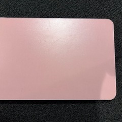 ピンクの折りたたみテーブル【無料／0円】の画像