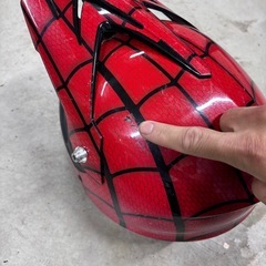 子供用オフロードバイクヘルメット（スパイダーマン柄）の画像