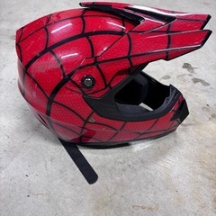 子供用オフロードバイクヘルメット（スパイダーマン柄）の画像