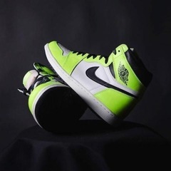 Nike Air Jordan 1 High OG "Volt/Visionaire"
の画像