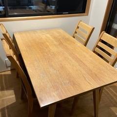 ダイニングテーブルの画像