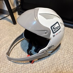 スキー スラローム用ヘルメットの画像