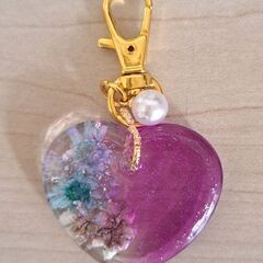 ドライフラワー　ハート型　ハンドメイド　レジンキーホルダーの画像