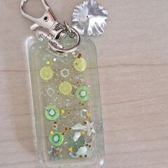猫とレモンとキウイ　ハンドメイド　レジンキーホルダーの画像