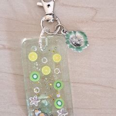 猫とレモンとキウイ　ハンドメイド　レジンキーホルダーの画像