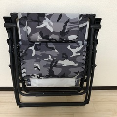 迷彩リクライニングチェアーの画像