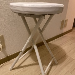 折りたたみイスの画像