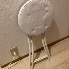 折りたたみイスの画像
