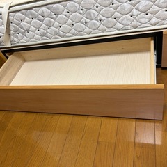 ダブルベッドとマットレスセットの画像