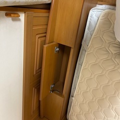 ダブルベッドとマットレスセットの画像