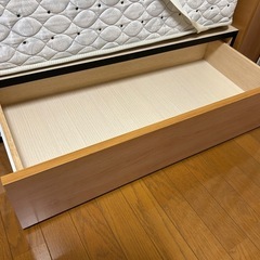 ダブルベッドとマットレスセットの画像