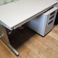 オフィスデスクの画像