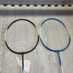 バドミントンラケットにほん2本の画像