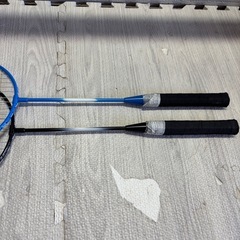 バドミントンラケットにほん2本の画像