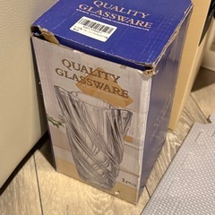 赤いおしゃれな花瓶 ガラス 新品未使用の画像