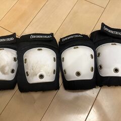 キッズスケートボード、ヘルメットプロテクター一式の画像