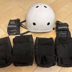 キッズスケートボード、ヘルメットプロテクター一式の画像