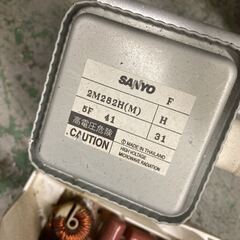 【家財】 電子レンジ 取り出し 高圧トランス マグネトロン 動作未確認 2M282H SANYO サンヨー 高容量のトランス 電源トランスの画像