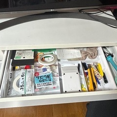 パソコンデスクとチェア付きの画像