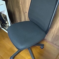 パソコンデスクとチェア付きの画像