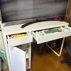 パソコンデスクとチェア付きの画像