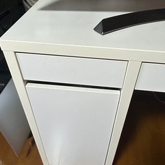 パソコンデスクとチェア付きの画像