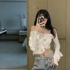 ホワイトオフショルダークロップドトップスの画像