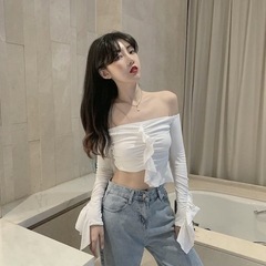 ホワイトオフショルダークロップドトップスの画像