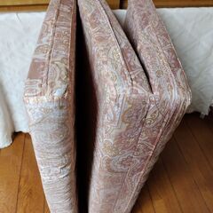 世田谷区近辺配送可能　日本製　赤色　東京西川ムアツベーシックシングル三つ折り100N　厚み9㎝×幅91㎝×195㎝　品番：HC06007243 柄番：KV1742-3 　ウレタンフォームの画像