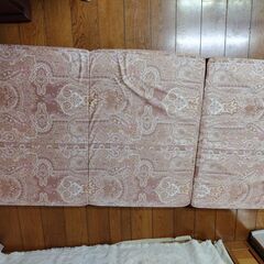 世田谷区近辺配送可能　日本製　赤色　東京西川ムアツベーシックシングル三つ折り100N　厚み9㎝×幅91㎝×195㎝　品番：HC06007243 柄番：KV1742-3 　ウレタンフォームの画像