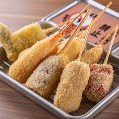 朝の掃除とキッチンでオープン前の準備の画像