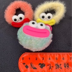 リップモンスターのヘアゴムとキーホルダーの画像