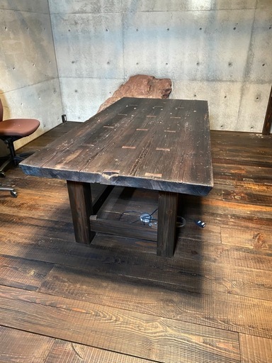 船底の古材を天板に使用したテーブル