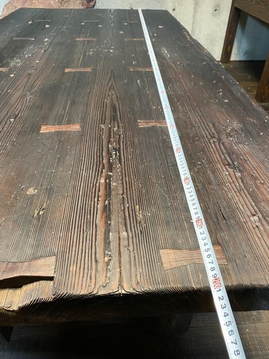 船底の古材を天板に使用したテーブル 